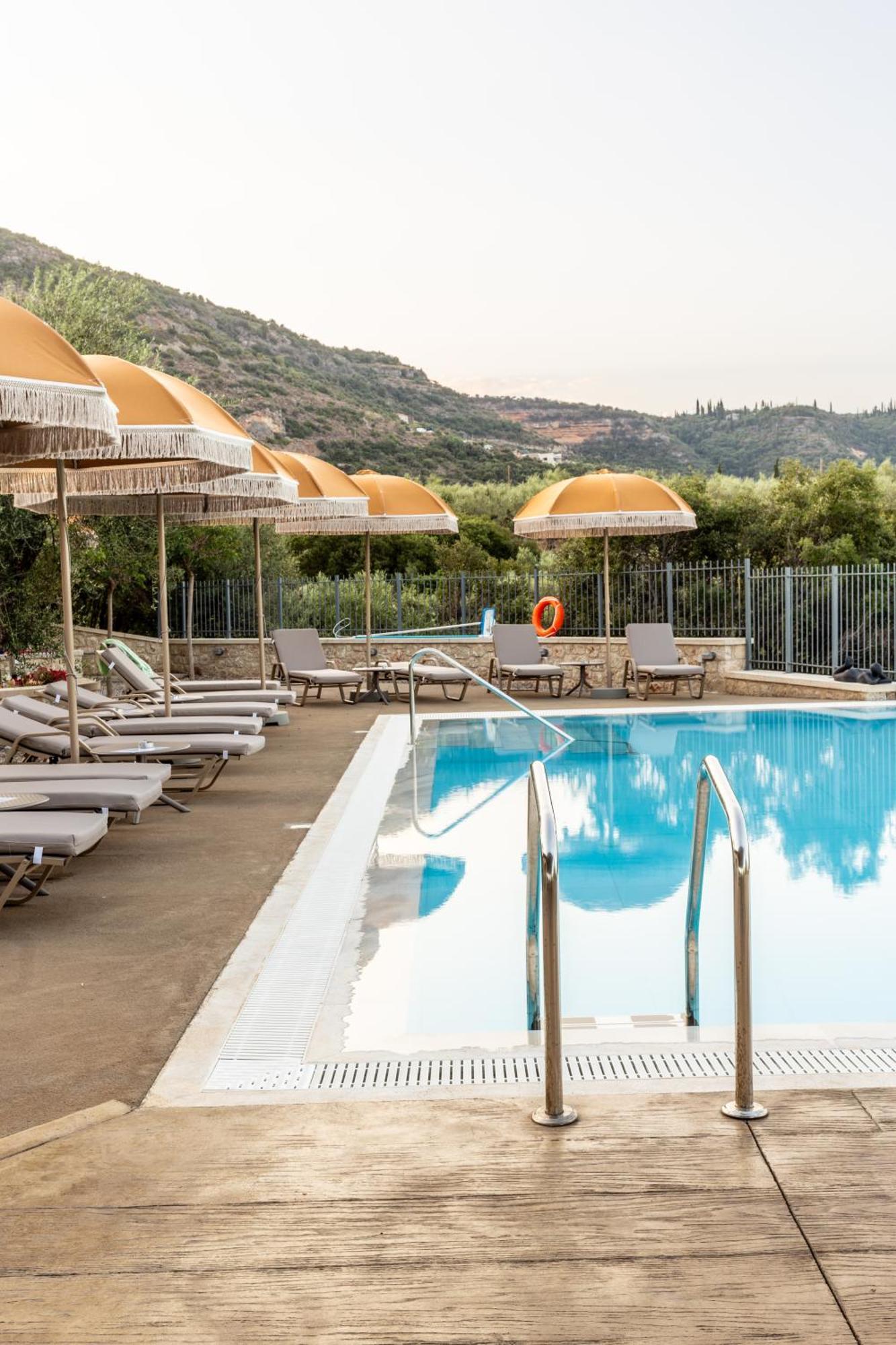 Olympia Zervea Studios With Pool - Apartment Kardhamili Luaran gambar